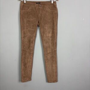 NWT. Bebé Women's Skinny pants Beige Size 6 Zion and button close.
